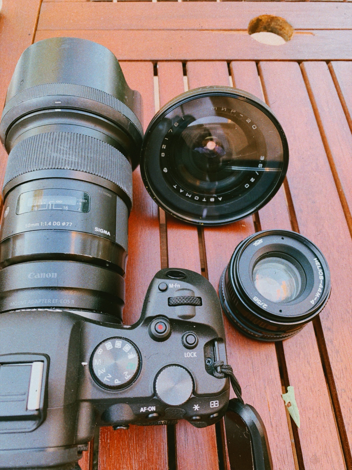 Objetivos vintage junto a una cámara Canon