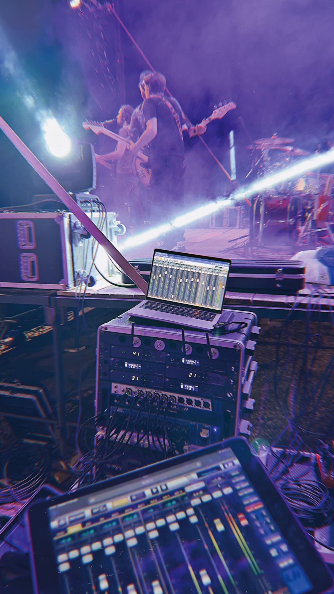 FOH en directo, niebla y luces de escenario