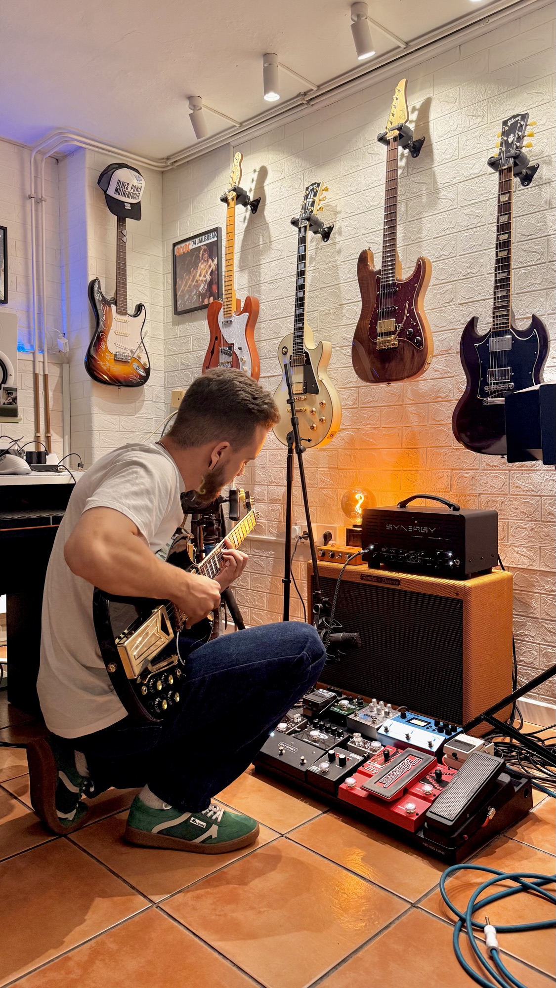Tocando la guitarra eléctrica en su sala de amplis