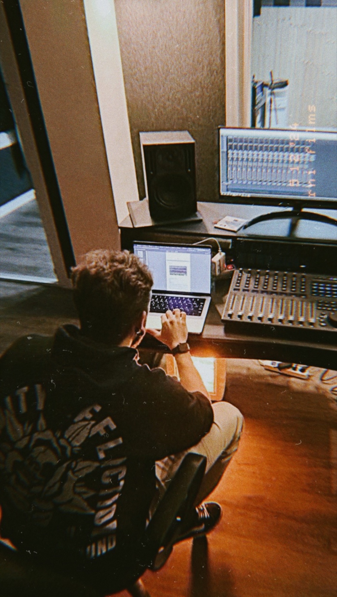 Editando y mezclando en su estudio propio