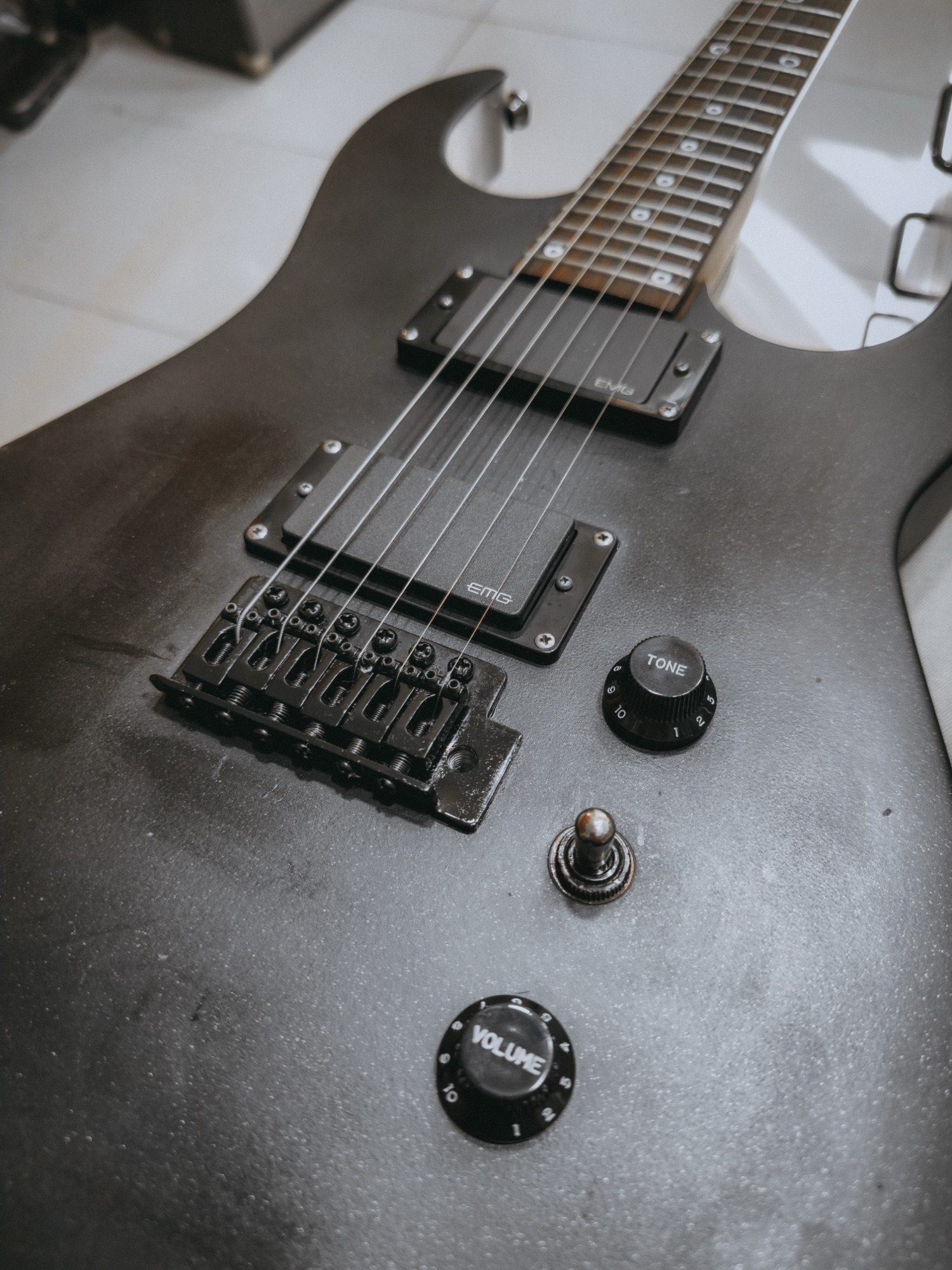 Detalle de pastillas EMG de una guitarra eléctrica