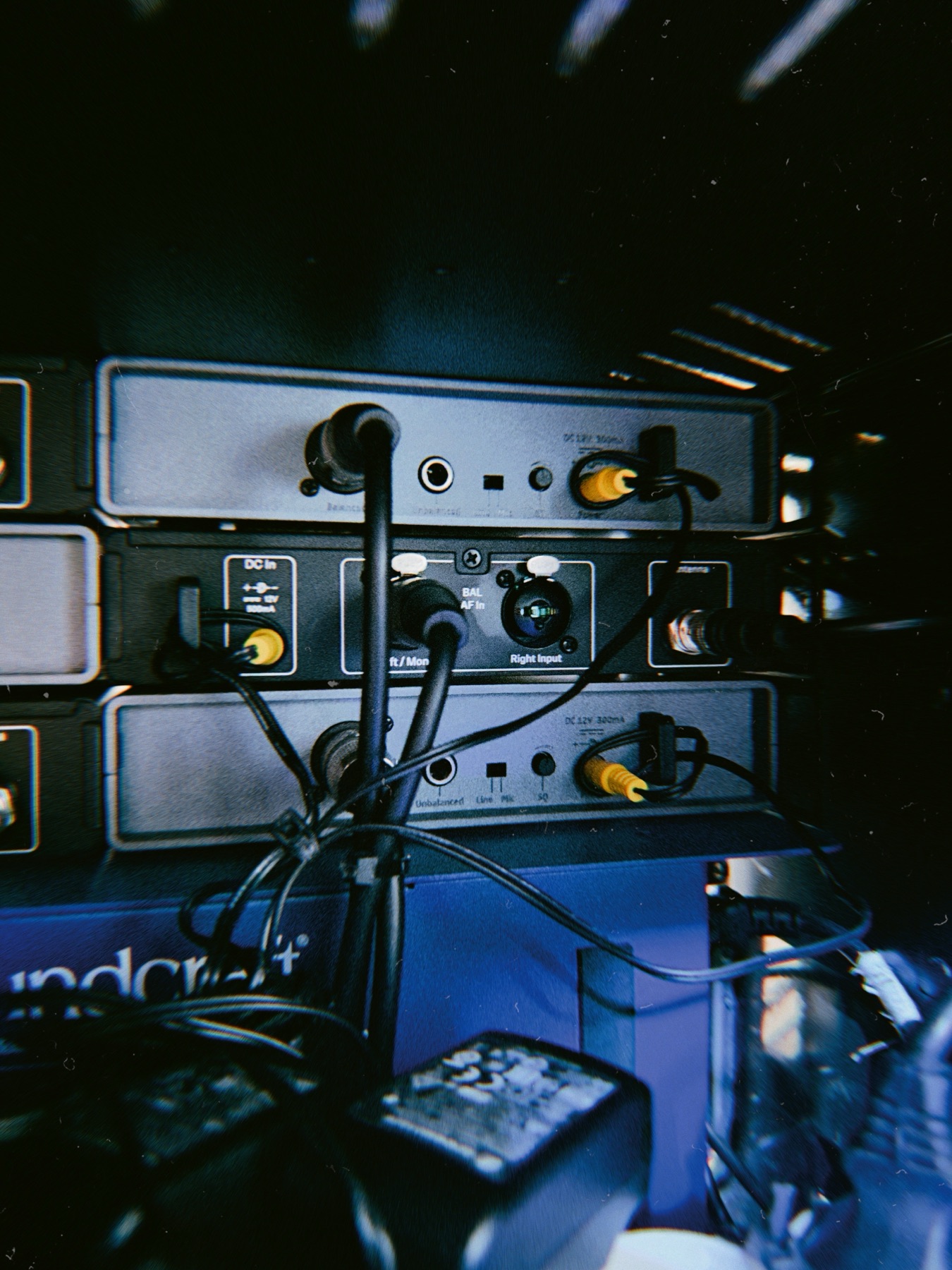 Detalle macro de cableado de rack en directo