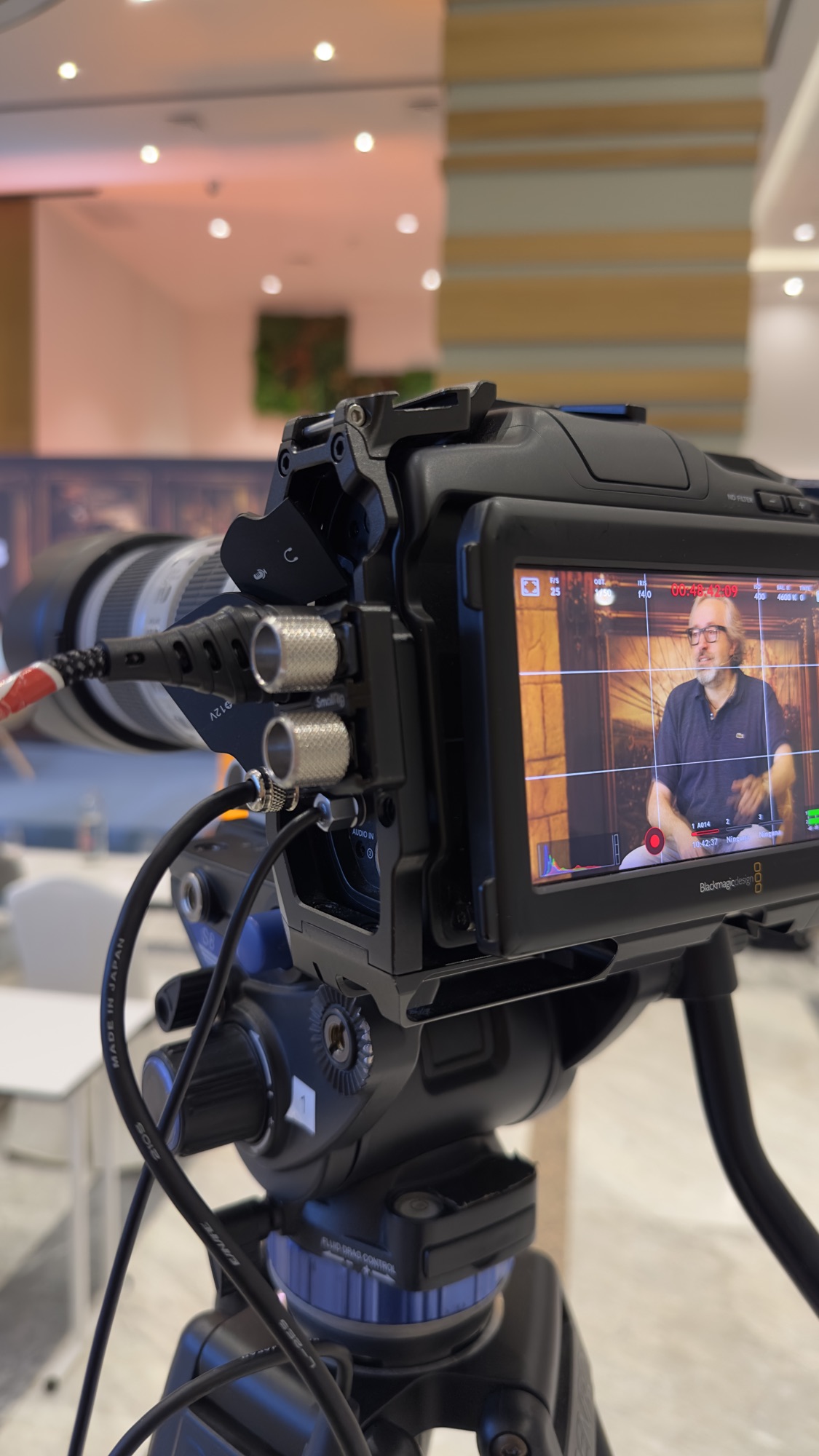 Monitor de cámara Blackmagic durante una entrevista documental