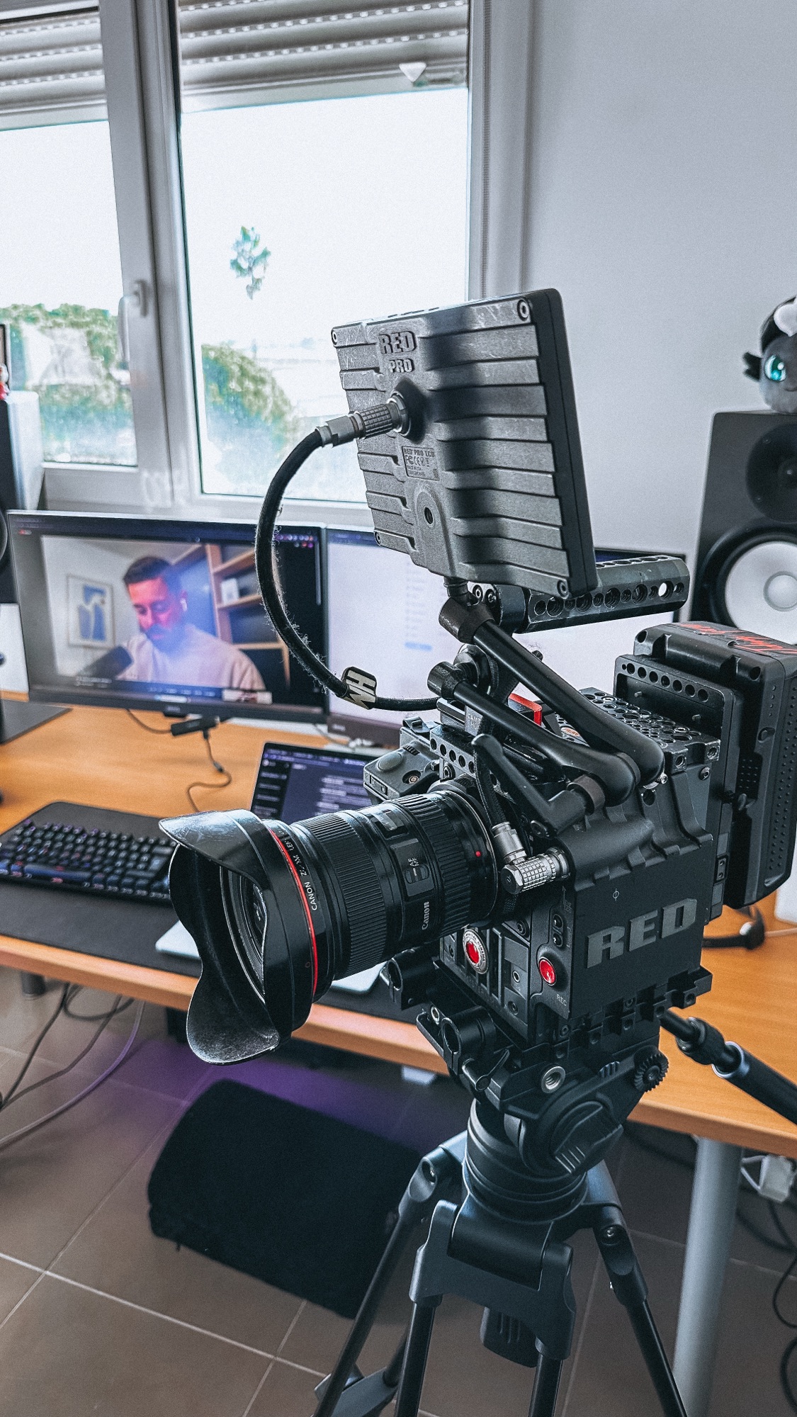 Cámara de cine RED PRO en su estudio propio