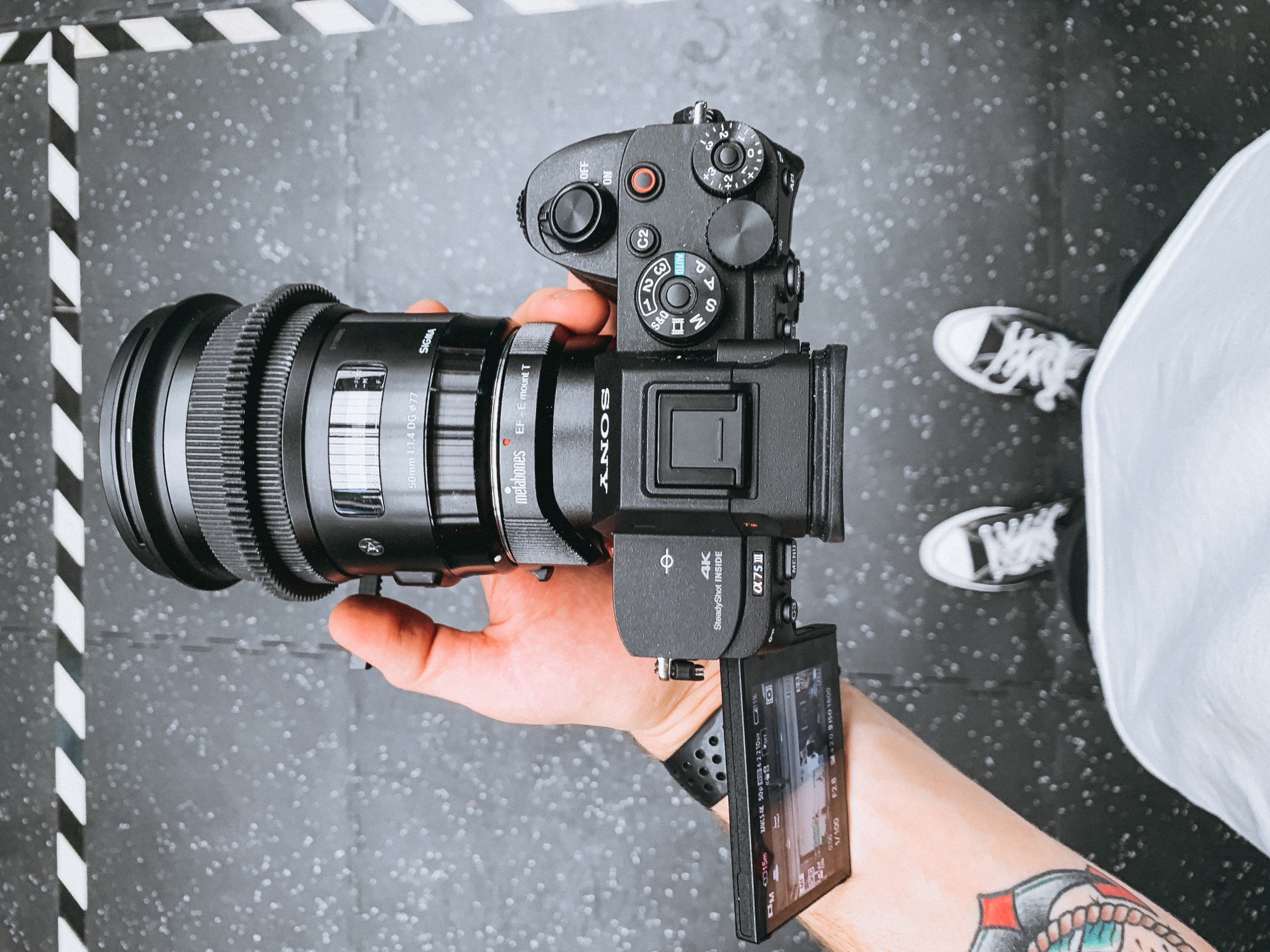 Cámara Sony A7S III en mano