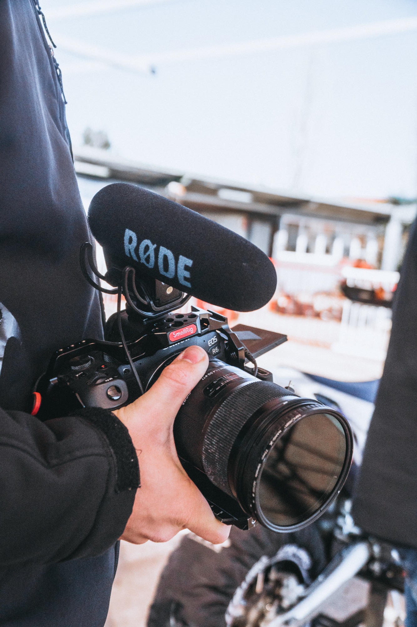 Cámara Canon EOS R6 con micrófono RØDE